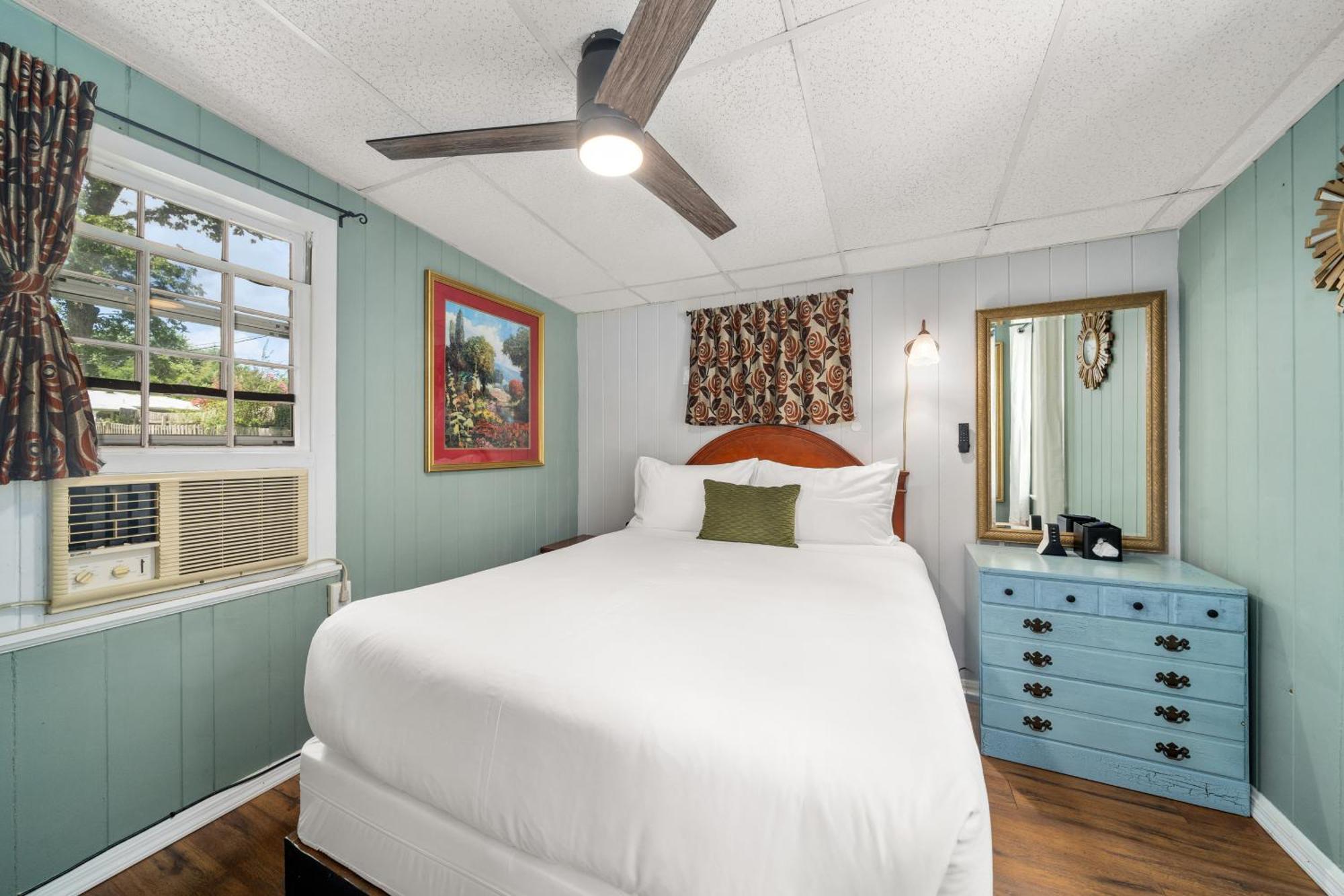 Cedarwood Inn Хендерсонвилл Экстерьер фото