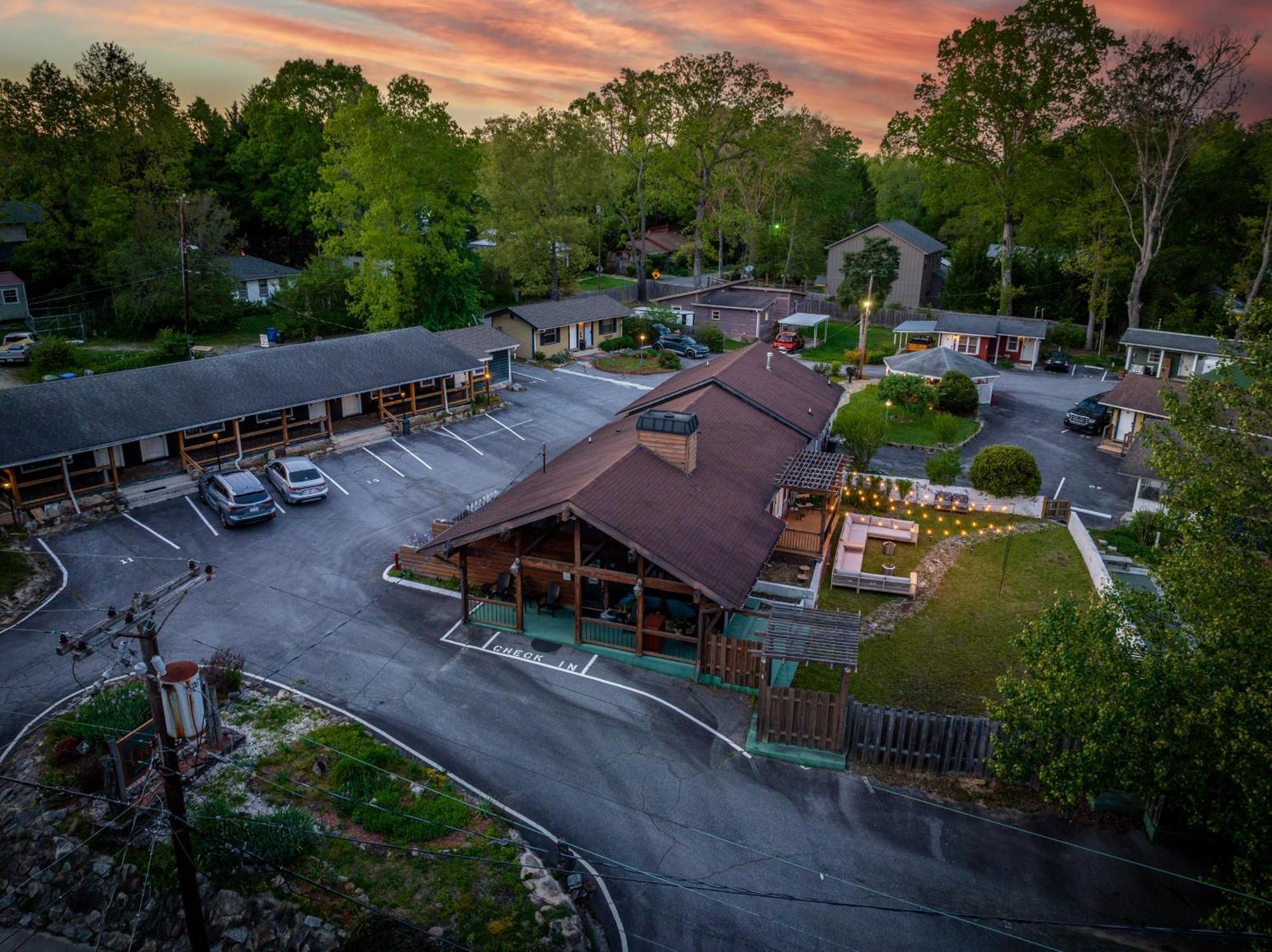 Cedarwood Inn Хендерсонвилл Экстерьер фото